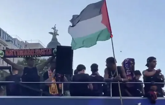 Lamine Yamal avec le drapeau palestinien : pourquoi le geste du joueur du Barça crée la polémique